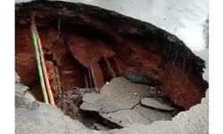 കനത്ത മഴ: മൂവാറ്റുപുഴയില് റോഡില് വന് ഗര്ത്തം കനത്ത മഴ: മൂവാറ്റുപുഴയില് റോഡില് വന് ഗര്ത്തം