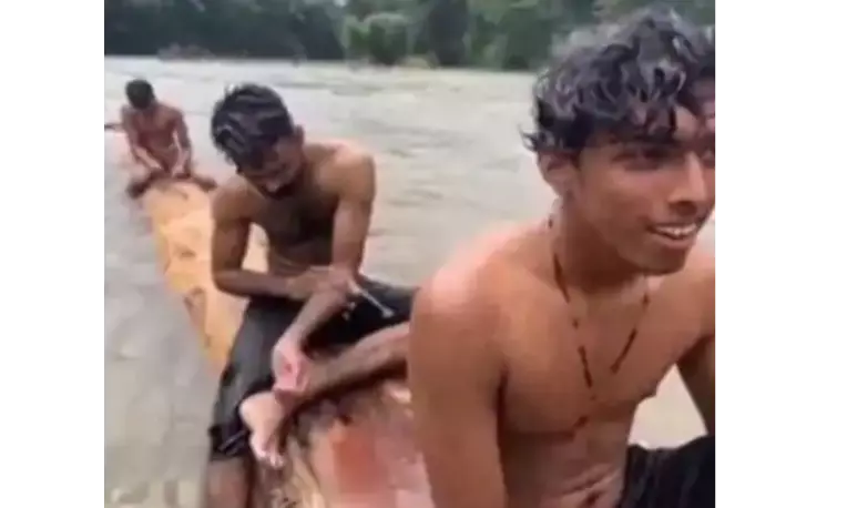 മലവെള്ളപാച്ചിലില് ഒഴുകിയെത്തിയ തടി പിടിക്കാന് ശ്രമം; യുവാക്കള് അറസ്റ്റില് മലവെള്ളപാച്ചിലില് ഒഴുകിയെത്തിയ തടി പിടിക്കാന് ശ്രമം; യുവാക്കള് അറസ്റ്റില്