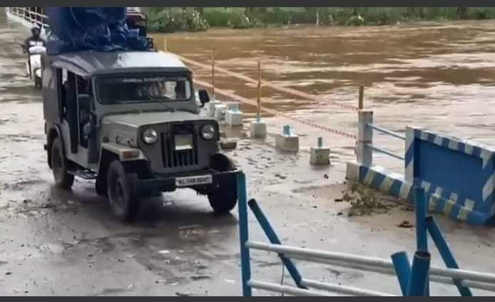 കൂട്ടിക്കലില് ഉരുള്പൊട്ടല്, താഴ്ന്ന പ്രദേശങ്ങളില് നിന്ന് ആളുകളെ ഒഴിപ്പിക്കുന്നു കൂട്ടിക്കലില് ഉരുള്പൊട്ടല്, താഴ്ന്ന പ്രദേശങ്ങളില് നിന്ന് ആളുകളെ ഒഴിപ്പിക്കുന്നു