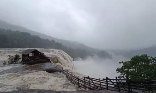 മഴക്കെടുതി: 6411 പേരെ മാറ്റിപ്പാര്‍പ്പിച്ചു; 221 ദുരിതാശ്വാസ ക്യാംപുകള്‍ തുറന്നു