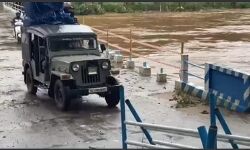 കൂട്ടിക്കലില് ഉരുള്പൊട്ടല്, താഴ്ന്ന പ്രദേശങ്ങളില് നിന്ന് ആളുകളെ ഒഴിപ്പിക്കുന്നു കൂട്ടിക്കലില് ഉരുള്പൊട്ടല്, താഴ്ന്ന പ്രദേശങ്ങളില് നിന്ന് ആളുകളെ ഒഴിപ്പിക്കുന്നു