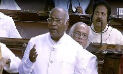 നാഷനല് ഹെറാള്ഡ് കേസില് മല്ലികാര്ജുന് ഖാര്ഗെയെ ഇ ഡി ചോദ്യം ചെയ്യുന്നു നാഷനല് ഹെറാള്ഡ് കേസില് മല്ലികാര്ജുന് ഖാര്ഗെയെ ഇ ഡി ചോദ്യം ചെയ്യുന്നു