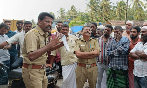 തിരൂരങ്ങാടിയില് കൗതുകമുണര്ത്തി മോട്ടോര് വാഹന വകുപ്പിന്റെ ബോധവത്കരണം തിരൂരങ്ങാടിയില് കൗതുകമുണര്ത്തി മോട്ടോര് വാഹന വകുപ്പിന്റെ ബോധവത്കരണം