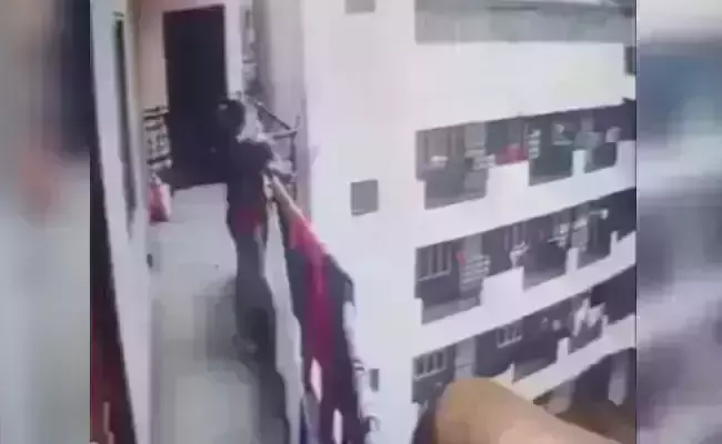 നാലു വയസ്സുകാരിയെ നാലാം നിലയില്നിന്ന് താഴേക്കെറിഞ്ഞ് കൊലപ്പെടുത്തി; പിന്നാലെ അമ്മയുടെ ആത്മഹത്യാശ്രമം നാലു വയസ്സുകാരിയെ നാലാം നിലയില്നിന്ന് താഴേക്കെറിഞ്ഞ് കൊലപ്പെടുത്തി; പിന്നാലെ അമ്മയുടെ ആത്മഹത്യാശ്രമം