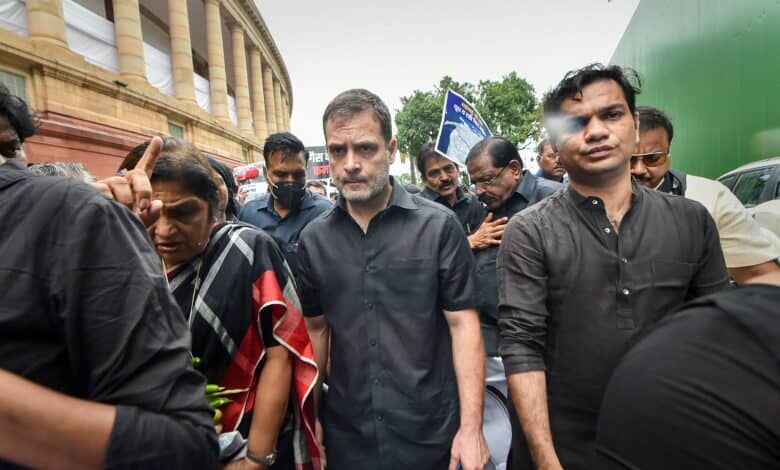 പ്രതിഷേധവുമായി കോണ്ഗ്രസ്; രാഹുല് ഗാന്ധി അറസ്റ്റില്, എഐസിസിക്ക് മുന്നില് സംഘര്ഷം പ്രതിഷേധവുമായി കോണ്ഗ്രസ്; രാഹുല് ഗാന്ധി അറസ്റ്റില്, എഐസിസിക്ക് മുന്നില് സംഘര്ഷം