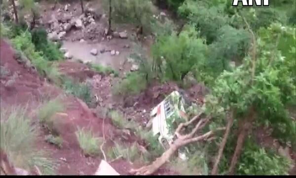 ബസ് കൊക്കയിലേക്ക് വീണു; ജമ്മു കശ്മീരില് 8 കുട്ടികള്ക്ക് പരിക്ക് ബസ് കൊക്കയിലേക്ക് വീണു; ജമ്മു കശ്മീരില് 8 കുട്ടികള്ക്ക് പരിക്ക്