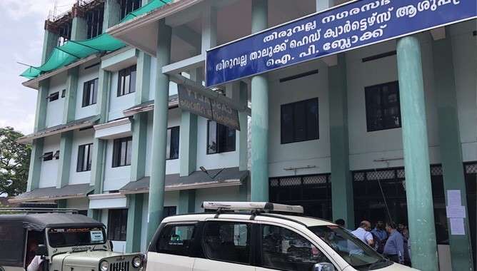 ആശുപത്രിയില് മന്ത്രിയുടെ മിന്നല് സന്ദര്ശനം; രജിസ്റ്ററില് ഒപ്പിട്ട ഡോക്ടര്മാര് പോലും ഇല്ല; നടപടി ആശുപത്രിയില് മന്ത്രിയുടെ മിന്നല് സന്ദര്ശനം; രജിസ്റ്ററില് ഒപ്പിട്ട ഡോക്ടര്മാര് പോലും ഇല്ല; നടപടി