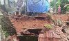 കനത്ത മഴയില് മണ്ണിടിഞ്ഞ് താഴ്ന്നു; വീട് അപകടാവസ്ഥയില് കനത്ത മഴയില് മണ്ണിടിഞ്ഞ് താഴ്ന്നു; വീട് അപകടാവസ്ഥയില്