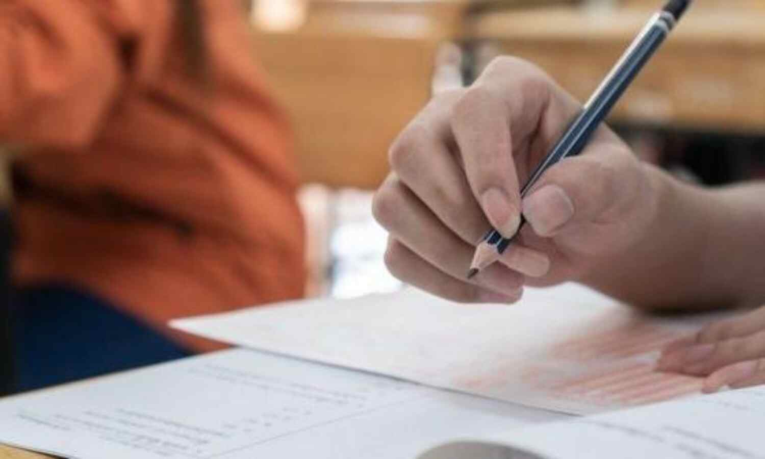 വിവാദ നീറ്റ് പരീക്ഷ: ആയൂര് കോളജില് പരീക്ഷയെഴുതിയവര്ക്ക് ഇന്ന് വീണ്ടും അവസരം വിവാദ നീറ്റ് പരീക്ഷ: ആയൂര് കോളജില് പരീക്ഷയെഴുതിയവര്ക്ക് ഇന്ന് വീണ്ടും അവസരം