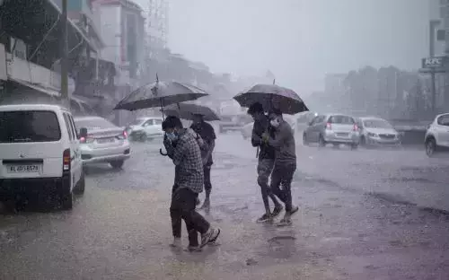 ബംഗാള് ഉള്ക്കടലിലെ ന്യൂനമര്ദ്ദം ശക്തിപ്പെട്ടു: വടക്കന് കേരളത്തില് ശക്തമായ മഴക്ക് സാധ്യത ബംഗാള് ഉള്ക്കടലിലെ ന്യൂനമര്ദ്ദം ശക്തിപ്പെട്ടു: വടക്കന് കേരളത്തില് ശക്തമായ മഴക്ക് സാധ്യത