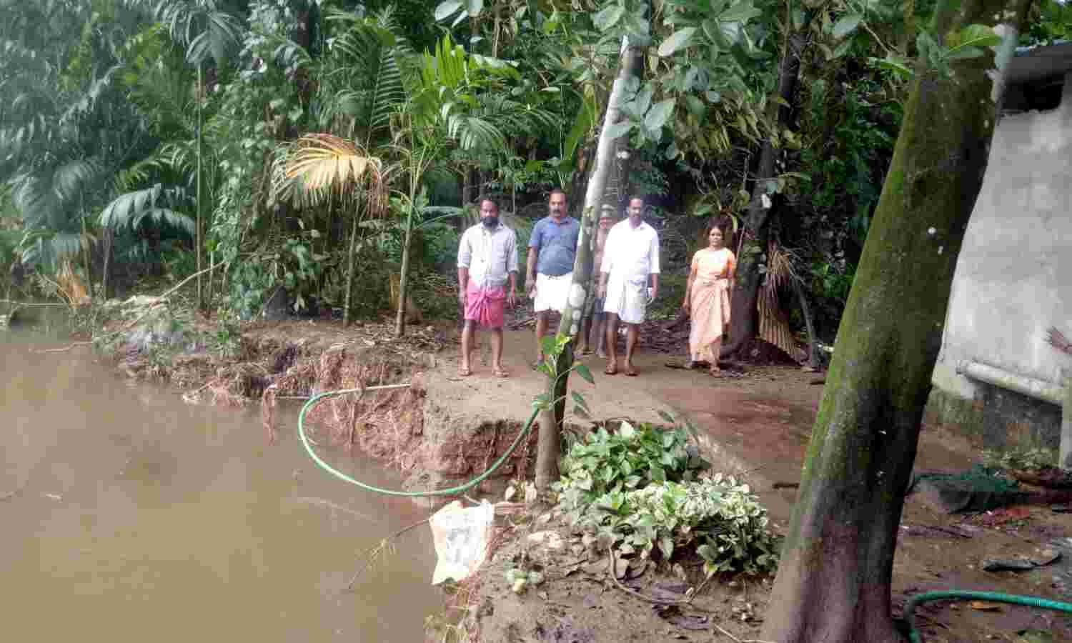 അന്നമനടയില് തീരം ഇടിയുന്നു; വീടുകള്ക്ക് ഭീഷണി അന്നമനടയില് തീരം ഇടിയുന്നു; വീടുകള്ക്ക് ഭീഷണി