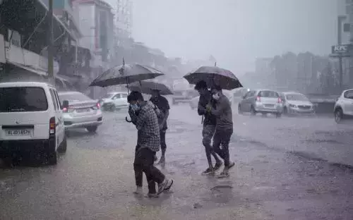 ബംഗാള് ഉള്ക്കടലിലെ ന്യൂനമര്ദ്ദം ശക്തിപ്പെട്ടു: വടക്കന് കേരളത്തില് ശക്തമായ മഴക്ക് സാധ്യത ബംഗാള് ഉള്ക്കടലിലെ ന്യൂനമര്ദ്ദം ശക്തിപ്പെട്ടു: വടക്കന് കേരളത്തില് ശക്തമായ മഴക്ക് സാധ്യത