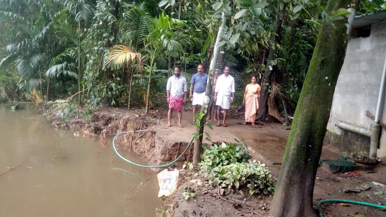 അന്നമനടയില്‍ തീരം ഇടിയുന്നു; വീടുകള്‍ക്ക് ഭീഷണി