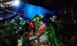 കനത്ത മഴയില്‍ മതില്‍ തകര്‍ന്നു; കല്ലും മണ്ണും നീക്കം ചെയ്ത് എസ്ഡിപിഐ, ആര്‍ & ആര്‍ വളണ്ടിയര്‍മാര്‍