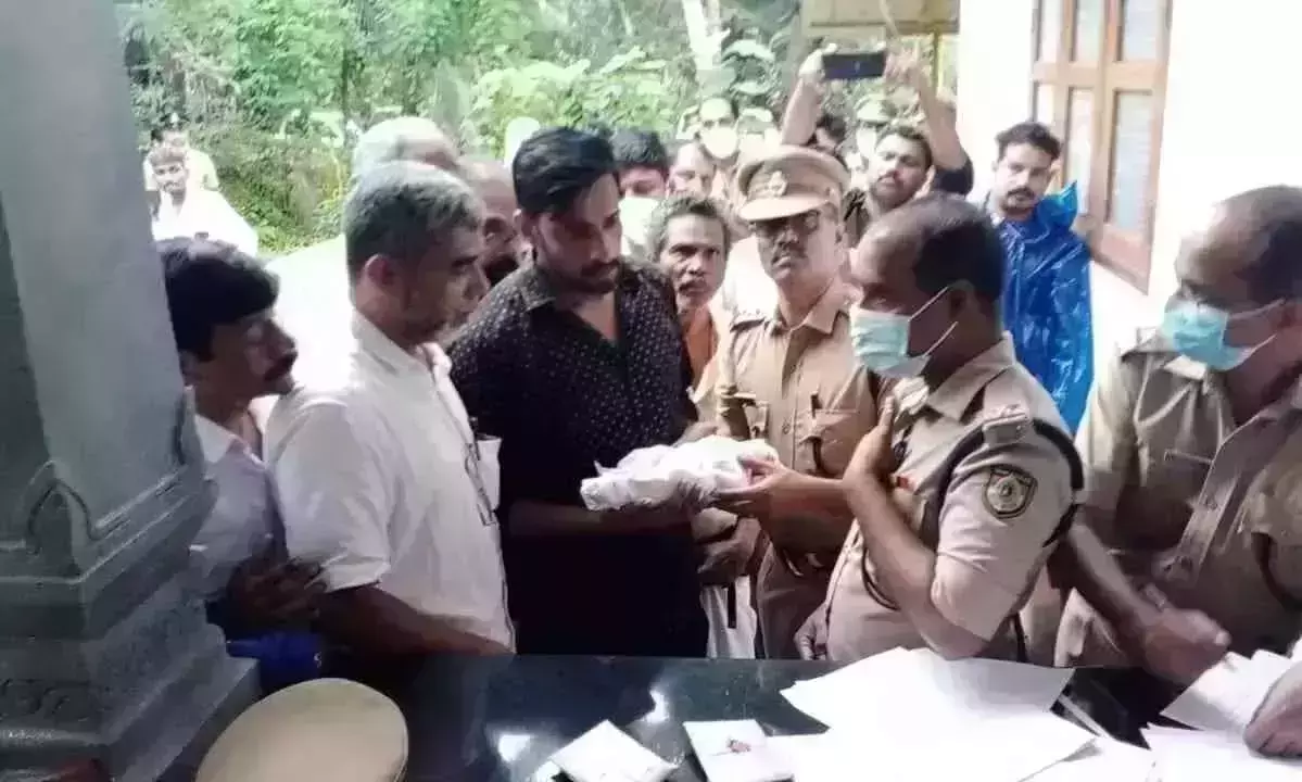 ദീപക്കിന്റെ വീട്ടില്നിന്ന് ഇര്ഷാദിന്റെ ഭൗതികാവശിഷ്ടങ്ങള് കുടുംബം ഏറ്റുവാങ്ങി; പള്ളിയില് ഖബറടക്കി ദീപക്കിന്റെ വീട്ടില്നിന്ന് ഇര്ഷാദിന്റെ ഭൗതികാവശിഷ്ടങ്ങള് കുടുംബം ഏറ്റുവാങ്ങി; പള്ളിയില് ഖബറടക്കി