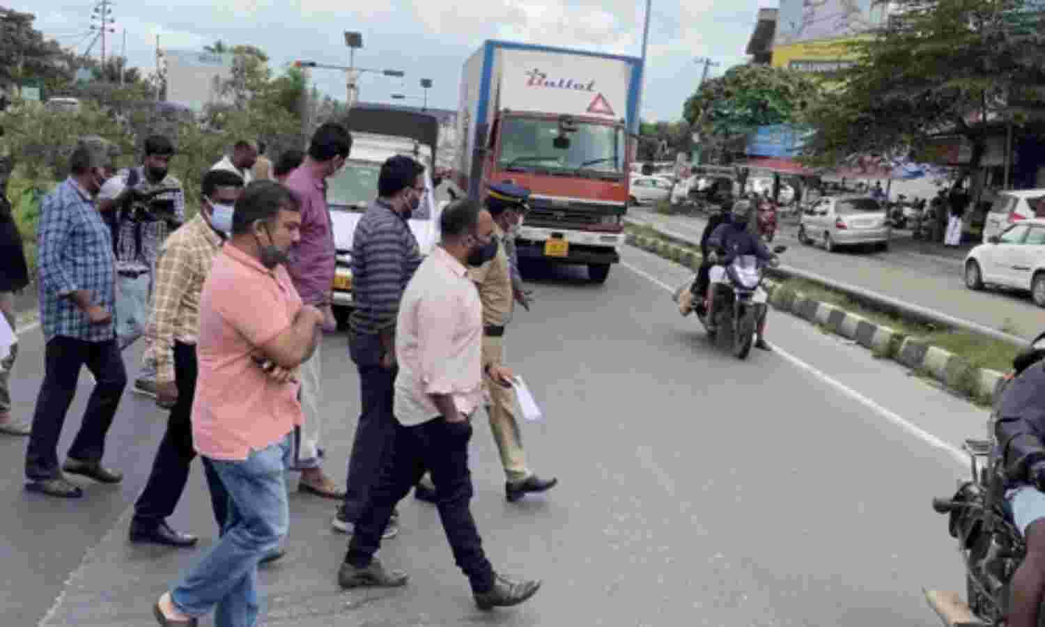 ദേശീയ പാതയിലെ കുഴികള്: അറ്റകുറ്റപ്പണി കലക്ടര്മാര് പരിശോധിക്കണമെന്ന് ഹൈക്കോടതി; സബ് കലക്ടര് പരിശോധന നടത്തി ദേശീയ പാതയിലെ കുഴികള്: അറ്റകുറ്റപ്പണി കലക്ടര്മാര് പരിശോധിക്കണമെന്ന് ഹൈക്കോടതി; സബ് കലക്ടര് പരിശോധന നടത്തി