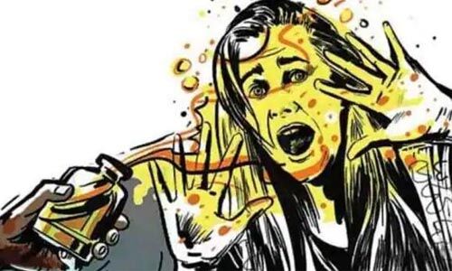യുപിയില് വനിതാ ബാങ്ക് മാനേജര്ക്ക് നേരേ ആസിഡ് ആക്രമണം യുപിയില് വനിതാ ബാങ്ക് മാനേജര്ക്ക് നേരേ ആസിഡ് ആക്രമണം