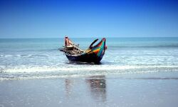 വര്‍ക്കലയില്‍ വള്ളം മറിഞ്ഞു; രക്ഷപ്പെട്ട മൂന്നുപേര്‍ ആശുപത്രിയില്‍