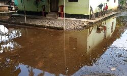 മാളയില് ക്യാമ്പുകള് അവസാനിച്ചിട്ടും വീട്ടിലേക്ക് മടങ്ങാനാവാതെ കുടുംബങ്ങള് മാളയില് ക്യാമ്പുകള് അവസാനിച്ചിട്ടും വീട്ടിലേക്ക് മടങ്ങാനാവാതെ കുടുംബങ്ങള്