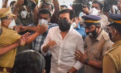 നടിയെ ആക്രമിച്ച കേസ്: ജാമ്യം റദ്ദാക്കണമെന്ന ഹരജിയില് ദിലീപിന് ഹൈക്കോടതിയുടെ നോട്ടീസ് നടിയെ ആക്രമിച്ച കേസ്: ജാമ്യം റദ്ദാക്കണമെന്ന ഹരജിയില് ദിലീപിന് ഹൈക്കോടതിയുടെ നോട്ടീസ്
