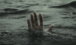 മൂന്ന് വിദ്യാര്‍ഥികള്‍ തിരയില്‍പ്പെട്ടു; ഒരാളെ മത്സ്യത്തൊഴിലാളികള്‍ രക്ഷപ്പെടുത്തി