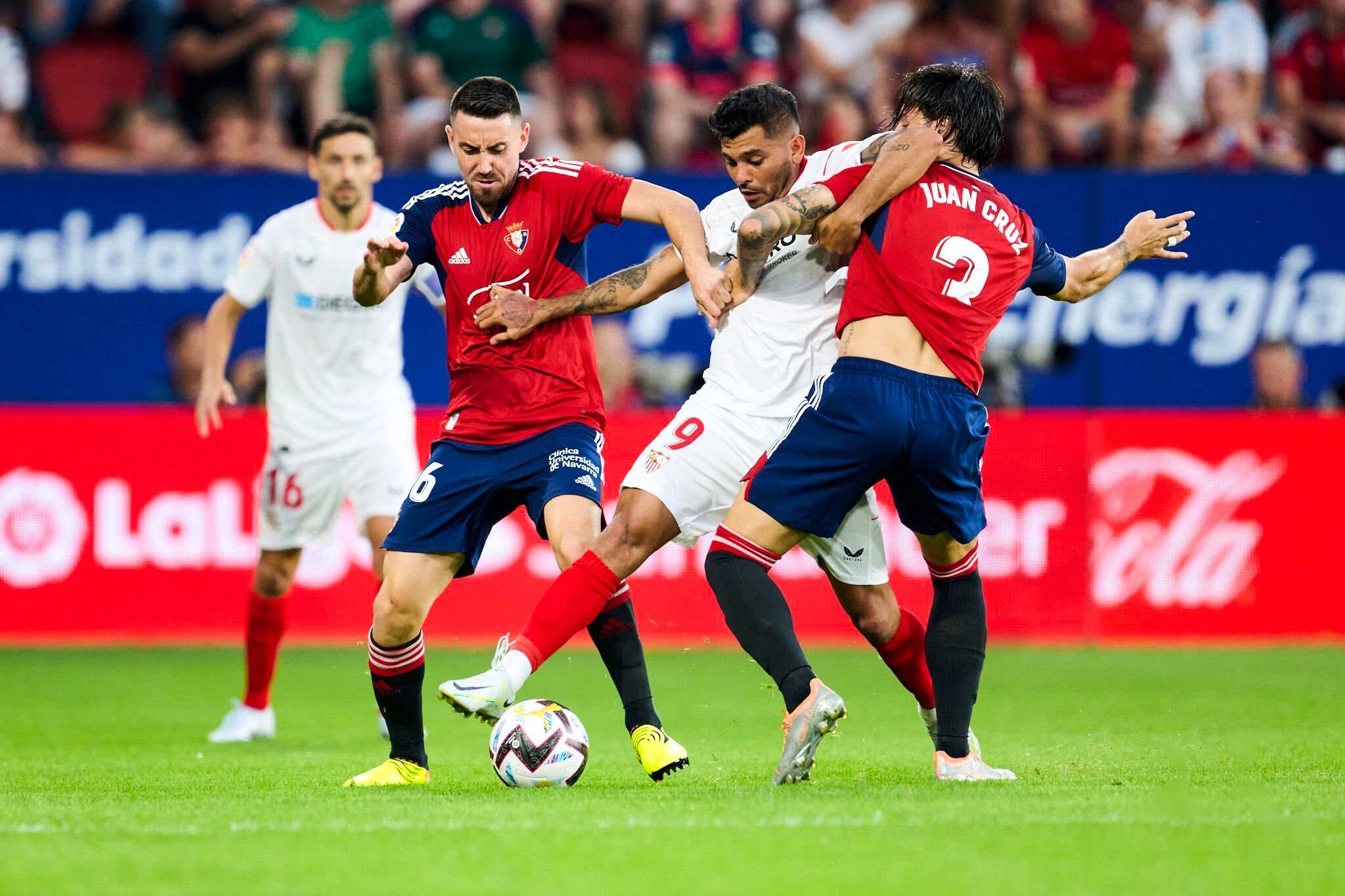 സ്പാനിഷ് ലീഗ്; ആദ്യ ദിനം അട്ടിമറി; ബാഴ്‌സ നാളെയിറങ്ങും