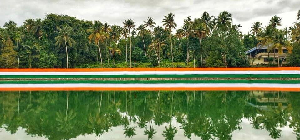കൂറ്റന് ദേശീയ പതാക കൗതുകമാകുന്നു കൂറ്റന് ദേശീയ പതാക കൗതുകമാകുന്നു