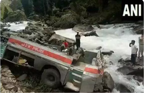 ബസ് നദിയിലേക്ക് മറിഞ്ഞ് ആറു അതിര്ത്തി പോലിസ് ഉദ്യോഗസ്ഥര് കൊല്ലപ്പെട്ടു ബസ് നദിയിലേക്ക് മറിഞ്ഞ് ആറു അതിര്ത്തി പോലിസ് ഉദ്യോഗസ്ഥര് കൊല്ലപ്പെട്ടു