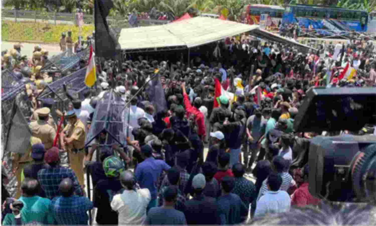 അദാനി പോര്ട്ട് ഉപരോധം രണ്ടാം ദിവസത്തിലേയ്ക്ക്; മല്സ്യത്തൊഴിലാളികളെ ചര്ച്ചയ്ക്ക് ക്ഷണിച്ച് ജില്ലാ കലക്ടര് അദാനി പോര്ട്ട് ഉപരോധം രണ്ടാം ദിവസത്തിലേയ്ക്ക്; മല്സ്യത്തൊഴിലാളികളെ ചര്ച്ചയ്ക്ക് ക്ഷണിച്ച് ജില്ലാ കലക്ടര്