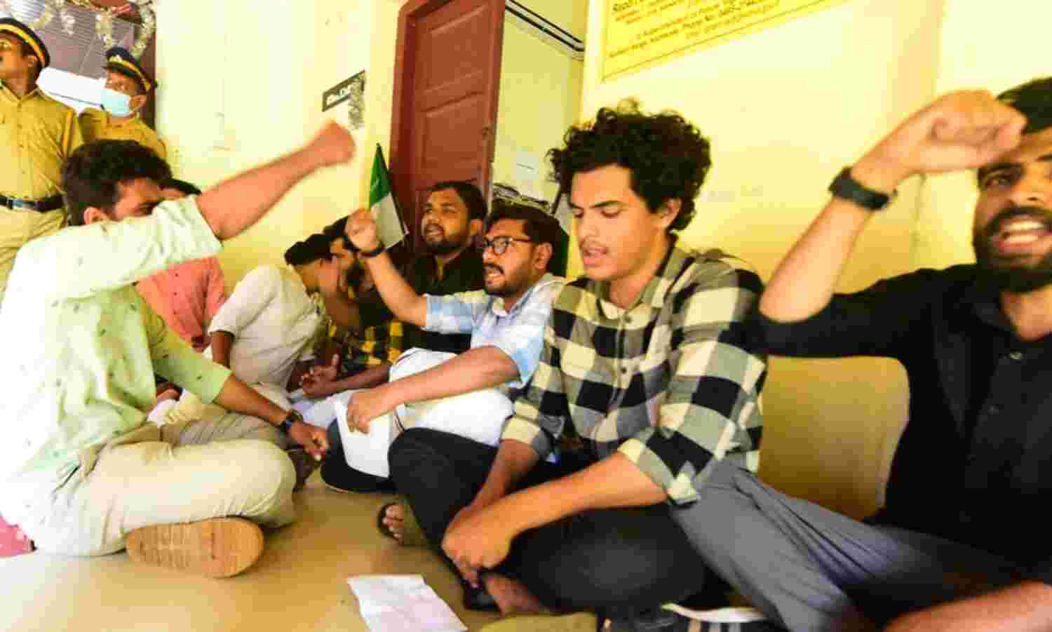 ഹയര്സെക്കന്ഡറി പ്രവേശനത്തിലെ മെറിറ്റ് അട്ടിമറി: എംഎസ്എഫ് ആര്ഡിഡി ഓഫിസ് ഉപരോധിച്ചു ഹയര്സെക്കന്ഡറി പ്രവേശനത്തിലെ മെറിറ്റ് അട്ടിമറി: എംഎസ്എഫ് ആര്ഡിഡി ഓഫിസ് ഉപരോധിച്ചു