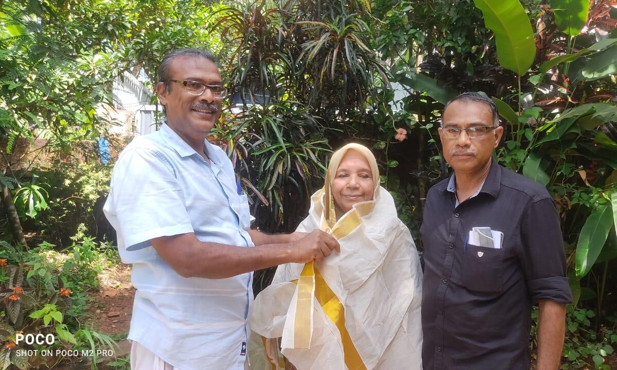 തിരൂര് സൗഹൃദവേദി കര്ഷകദിനത്തില് ജൈവകര്ഷകയെ ആദരിച്ചു തിരൂര് സൗഹൃദവേദി കര്ഷകദിനത്തില് ജൈവകര്ഷകയെ ആദരിച്ചു