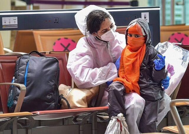 കൊവിഡ് ആശങ്ക, വിമാനത്തിനുള്ളില് മാസ്ക് കര്ശനമാക്കി ഡിജിസിഎ; ലംഘിക്കുന്നവര്ക്കെതിരേ നടപടി കൊവിഡ് ആശങ്ക, വിമാനത്തിനുള്ളില് മാസ്ക് കര്ശനമാക്കി ഡിജിസിഎ; ലംഘിക്കുന്നവര്ക്കെതിരേ നടപടി