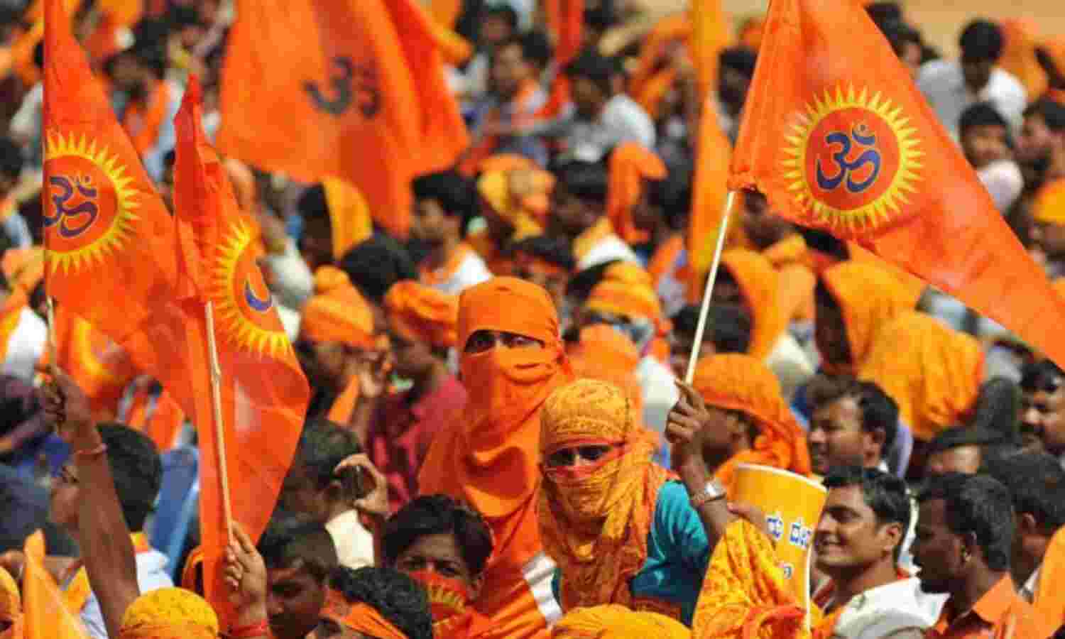 മതപരിവര്ത്തനം ആരോപിച്ച് ക്രിസ്ത്യന് വീട്ടില് വിഎച്ച്പി ആക്രമണം; ഇരകളെ കസ്റ്റഡിയിലെടുത്ത് പോലിസ് മതപരിവര്ത്തനം ആരോപിച്ച് ക്രിസ്ത്യന് വീട്ടില് വിഎച്ച്പി ആക്രമണം; ഇരകളെ കസ്റ്റഡിയിലെടുത്ത് പോലിസ്