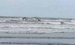 മഹാരാഷ്ട്രയിലെ ഉപേക്ഷിച്ച നിലയില്‍ കണ്ടെത്തിയ ബോട്ടില്‍ ആയുധങ്ങള്‍, അതീവ ജാഗ്രത