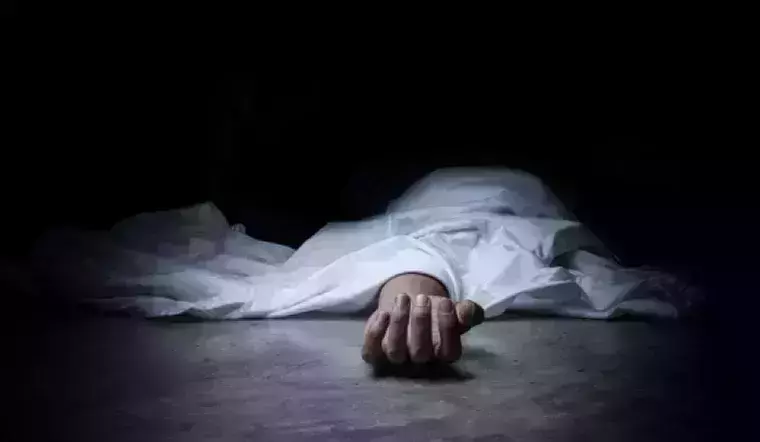 കത്തിക്കരിഞ്ഞ നിലയില് ആദിവാസി യുവാവിന്റ മൃതദേഹം; ചങ്ങലയില് ബന്ധിച്ച നിലയില് കത്തിക്കരിഞ്ഞ നിലയില് ആദിവാസി യുവാവിന്റ മൃതദേഹം; ചങ്ങലയില് ബന്ധിച്ച നിലയില്