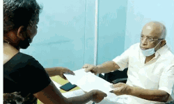 മധുകൊലക്കേസില്‍ അഭിഭാഷകന് ഫീസ് നല്‍കുന്നില്ല, മധുവിന്റെ അമ്മ മന്ത്രിക്ക് നിവേദനം നല്‍കി