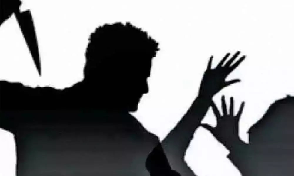 തൃശ്ശൂരില് യുവാവ് ഭാര്യയേയും മാതാപിതാക്കളേയും വെട്ടിപരിക്കേല്പ്പിച്ചു തൃശ്ശൂരില് യുവാവ് ഭാര്യയേയും മാതാപിതാക്കളേയും വെട്ടിപരിക്കേല്പ്പിച്ചു