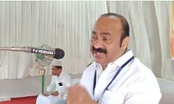 അധിനിവേശത്തിനെതിരേ പോരാടിയവരെ വര്‍ഗീയ വാദികളും അവരുടെ ചെരുപ്പ് നക്കിയവരെ മഹത്വ വല്‍ക്കരിക്കുകയും ചെയ്യുന്നതാണ് പുതിയ ചരിത്രം: വി ഡി സതീശന്‍