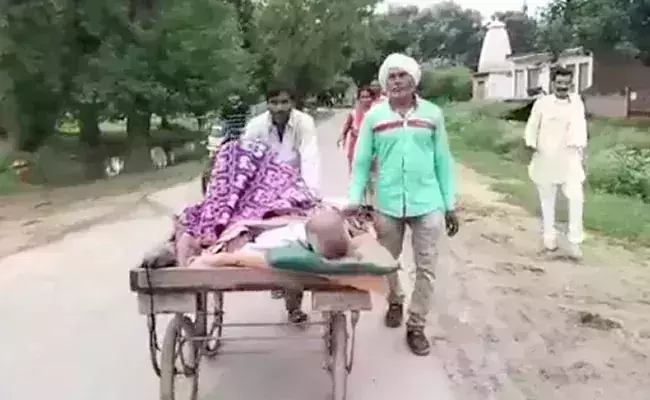 ആംബുലന്‍സ് ലഭിച്ചില്ല, വയോധികനെ ആശുപത്രിയിലെത്തിച്ചത് ഉന്തുവണ്ടിയില്‍;   സംഭവം പുറംലോകത്തെത്തിച്ച മാധ്യമപ്രവര്‍ത്തകര്‍ക്കെതിരേ കേസ്