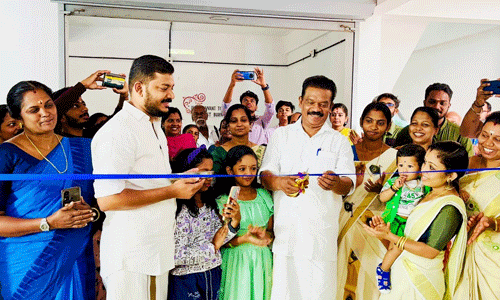 പെണ്കരുത്തില് പ്രകാശം പരക്കും: ബള്ബ് നിര്മ്മാണ യൂനിറ്റുമായി കുടുംബശ്രീ പെണ്കരുത്തില് പ്രകാശം പരക്കും: ബള്ബ് നിര്മ്മാണ യൂനിറ്റുമായി കുടുംബശ്രീ