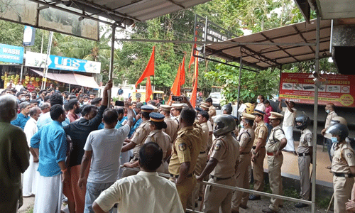 ഹിന്ദു മതത്തെ അധിക്ഷേപിച്ചെന്നാരോപിച്ച് ആധ്യാപകന്റെ വീട്ടിലേക്കു ആര്‍എസ്എസ് മാര്‍ച്ച്