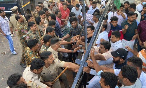 വൈലത്തൂരില് പോലിസ് ലാത്തിചാര്ജ്ജില് യൂത്ത് ലീഗ് നേതാക്കള്ക്ക് പരിക്ക് വൈലത്തൂരില് പോലിസ് ലാത്തിചാര്ജ്ജില് യൂത്ത് ലീഗ് നേതാക്കള്ക്ക് പരിക്ക്