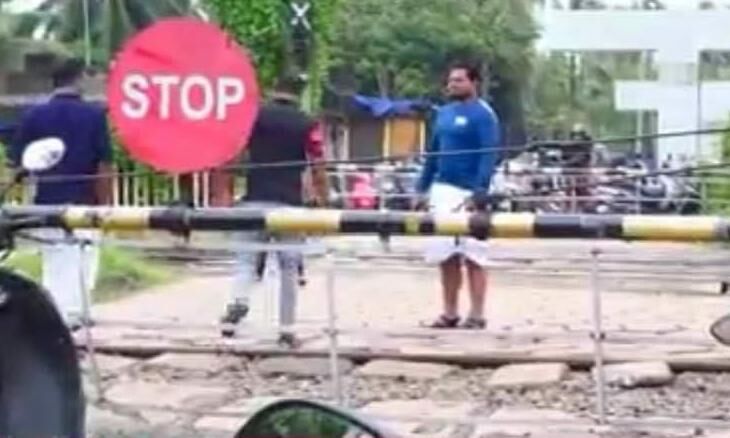 എട്ടു മാസമായി അടഞ്ഞുകിടക്കുന്ന താനൂര് തെയ്യാല റെയില്വേ ഗെയിറ്റ് തുറക്കണമെന്ന് ആവശ്യം എട്ടു മാസമായി അടഞ്ഞുകിടക്കുന്ന താനൂര് തെയ്യാല റെയില്വേ ഗെയിറ്റ് തുറക്കണമെന്ന് ആവശ്യം