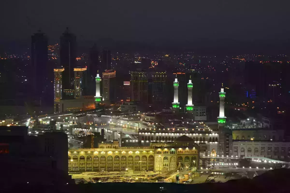 മക്ക ഇമാമിനെ 10 വര്ഷം തടവിന് ശിക്ഷിച്ച് സൗദി കോടതി മക്ക ഇമാമിനെ 10 വര്ഷം തടവിന് ശിക്ഷിച്ച് സൗദി കോടതി