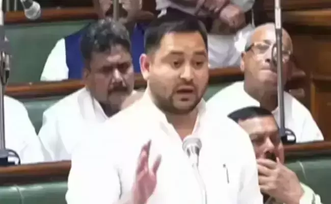 ഇത്തവണ റണ്ഔട്ടാവില്ല; നിതീഷ് കുമാറുമായുള്ള സഖ്യത്തെക്കുറിച്ച് തേജസ്വി യാദവ് ഇത്തവണ റണ്ഔട്ടാവില്ല; നിതീഷ് കുമാറുമായുള്ള സഖ്യത്തെക്കുറിച്ച് തേജസ്വി യാദവ്