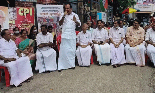 മാള മണ്ഡലം കോണ്ഗ്രസ് കമ്മിറ്റി ഗ്രാമപ്പഞ്ചായത്തിന് മുന്നില് പ്രതിഷേധ ധര്ണ നടത്തി മാള മണ്ഡലം കോണ്ഗ്രസ് കമ്മിറ്റി ഗ്രാമപ്പഞ്ചായത്തിന് മുന്നില് പ്രതിഷേധ ധര്ണ നടത്തി