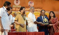 കേരള പ്രവാസി സംഘം പുരസ്‌കാരം ഡോ. സിദ്ദീക്ക് അഹമ്മദിന് സമ്മാനിച്ചു