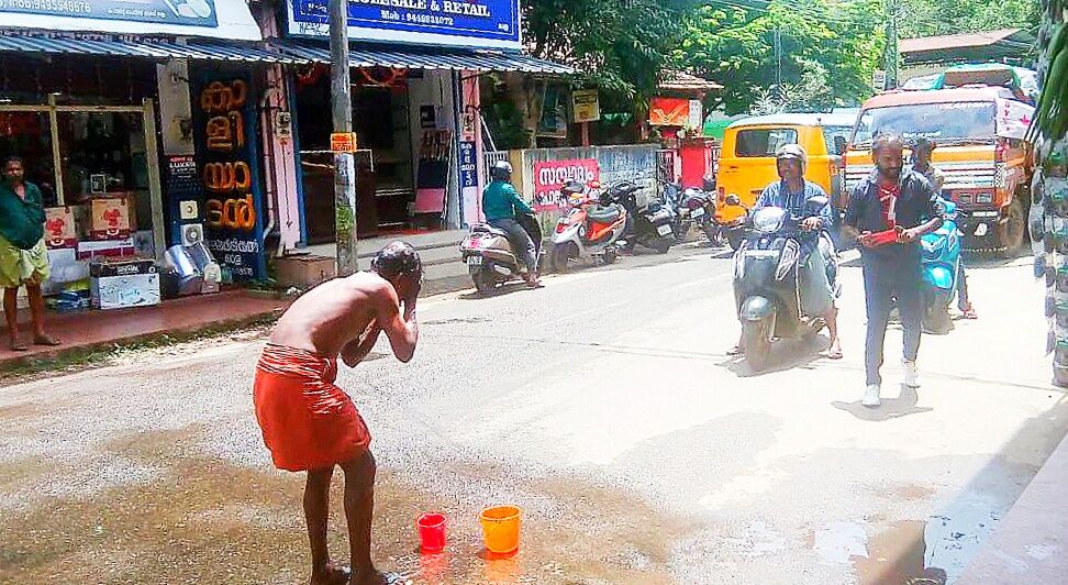 റോഡില്‍ കുളിച്ച് പ്രതിഷേധവുമായി മോഹനന്‍