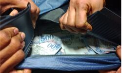 നെടുമ്പാശേരി വിമാനത്താവളംവഴി കടത്താന്‍ ശ്രമിച്ച 90 ലക്ഷം രൂപയുടെ വിദേശ കറന്‍സി പിടിച്ചെടുത്തു