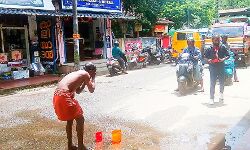 റോഡില്‍ കുളിച്ച് പ്രതിഷേധവുമായി മോഹനന്‍